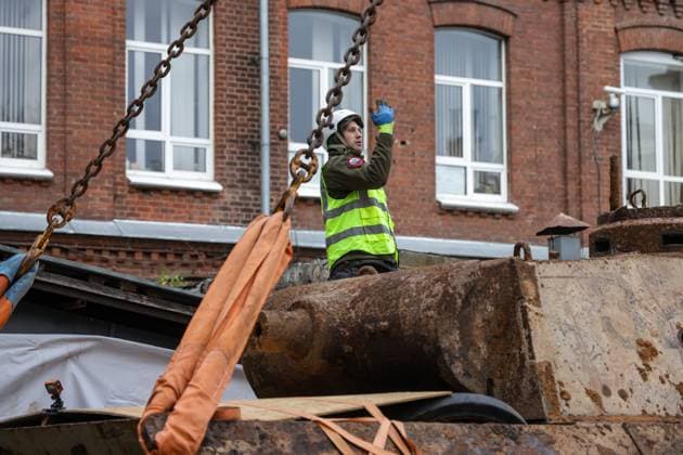 An employee of the Three Heroes company is preparing a German Panther tank (Panzerkampfwagen V Panther), discovered during construction work on the territory of the Kazan National Research Technological University (KNRTU-KHTI), for shipment to the museum complex of civil and military equipment of the UMMC Sverdlovsk region. AndreyxTitov
