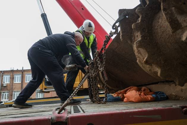 Employees of the Three Heroes company are preparing the German Panther tank (Panzerkampfwagen V Panther), discovered during construction work on the territory of the Kazan National Research Technological University (KNRTU-KHTI), for shipment to the museum complex of civil and military equipment of the UMMC Sverdlovsk region. AndreyxTitov