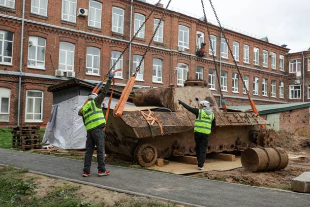 Employees of the Three Heroes company are preparing the German Panther tank (Panzerkampfwagen V Panther), discovered during construction work on the territory of the Kazan National Research Technological University (KNRTU-KHTI), for shipment to the museum complex of civil and military equipment of the UMMC Sverdlovsk region. AndreyxTitov
