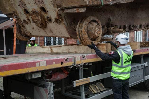 Employees of the Three Heroes company are preparing the German Panther tank (Panzerkampfwagen V Panther), discovered during construction work on the territory of the Kazan National Research Technological University (KNRTU-KHTI), for shipment to the museum complex of civil and military equipment of the UMMC Sverdlovsk region. AndreyxTitov