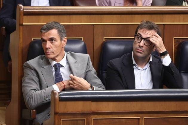 Congress Votes on Housing Decrees Prime Minister Pedro Sánchez and First Vice President and Minister of Economy, Business, and Trade Carlos Cuerpo during a plenary session in the Congress of Deputies on October 2, 2026, in Madrid, Spain. Congress is voting today on whether to ratify or repeal the two Royal Decrees on housing issued by the government this week in the Official State Gazette (BOE). Specifically, these are Royal Decree-Law 26 of 2026, dated September 29, which adopts urgent measures to protect the social function of housing and expand the supply of affordable housing, and Royal Decree-Law 27 2026, of September 29, adopting urgent measures to strengthen the stability of lease agreements for primary residences. OCTOBER 2, 2026 M Copyright: xEduardoxParrax 7815593