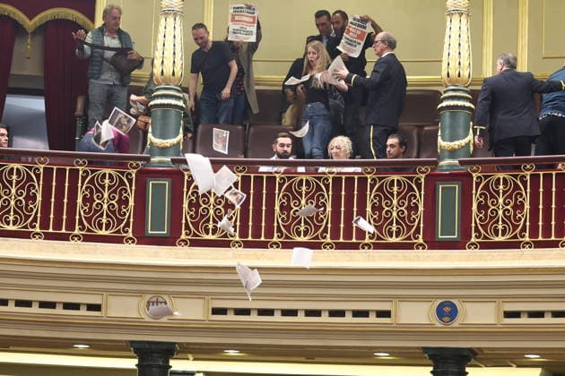 Congress Votes on Housing Decrees Members of the Tenants’ Union protest during a plenary session in the Congress of Deputies on October 2, 2026, in Madrid, Spain. Congress is voting today on whether to ratify or repeal the two Royal Decrees on housing issued by the government this week in the Official State Gazette (BOE). Specifically, these are Royal Decree-Law 26 2026, dated September 29, which adopts urgent measures to protect the social function of housing and expand the supply of affordable housing, and Royal Decree-Law 27 2026, dated September 29, adopting urgent measures to strengthen the stability of lease agreements for primary residences. OCTOBER 2, 2026 Madrid, Madrid, Spain Copyright: xEduardoxParrax 7815597