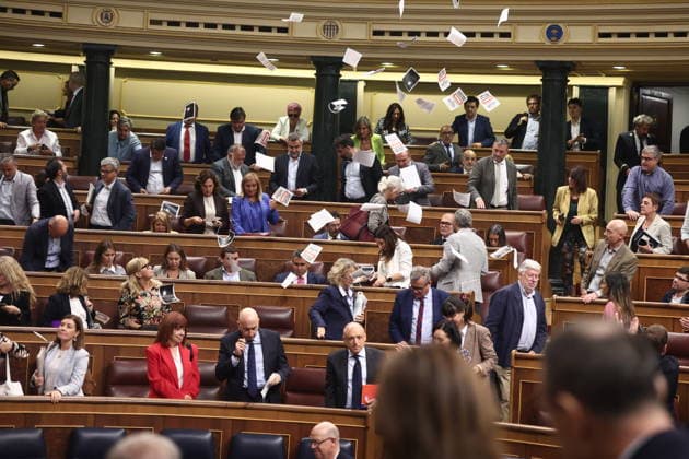 Congress Votes on Housing Decrees Members of the Tenants’ Union protest during a plenary session in the Congress of Deputies on October 2, 2026, in Madrid, Spain. Congress is voting today on whether to ratify or repeal the two Royal Decrees on housing issued by the government this week in the Official State Gazette (BOE). Specifically, these are Royal Decree-Law 26 2026, dated September 29, which adopts urgent measures to protect the social function of housing and expand the supply of affordable housing, and Royal Decree-Law 27 2026, dated September 29, adopting urgent measures to strengthen the stability of lease agreements for primary residences. OCTOBER 2, 2026 Madrid, Madrid, Spain Copyright: xEduardoxParrax 7815599