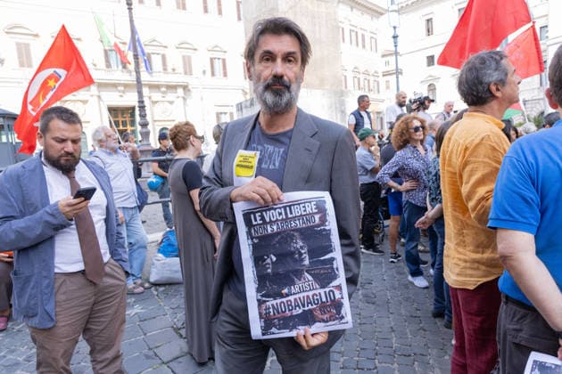 IPA89220709 - Actor Fabrizio Gifuni during the protest in Piazza Montecitorio in Rome against the passage of the Anti-Semitism Decree-Law Copyright: xMatteoxNardonex xx IPA89220709