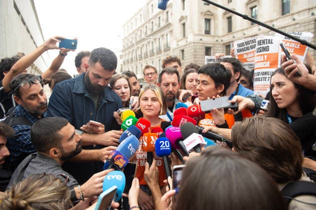Protests Outside Congress Ahead of the Vote on Housing Decrees Valeria Racu, spokesperson for the Madrid Tenants’ Union, during a housing protest outside the Congress of Deputies on October 2, 2026, in Madrid, Spain. The Madrid Tenants’ Union has called for a protest outside the Congress of Deputies to demand a vote in favor of the two housing decrees proposed by the government this week. OCTOBER 2, 2026, Madrid, Madrid, Spain Copyright: xGustavoxValientex 7815624