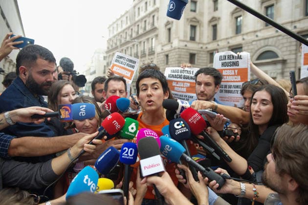 Protests Outside Congress Ahead of the Vote on Housing Decrees Alicia del Río, spokesperson for the Madrid Tenants’ Union, during a housing protest outside the Congress of Deputies on October 2, 2026, in Madrid, Spain. The Madrid Tenants’ Union has called for a protest outside the Congress of Deputies to demand a vote in favor of the two housing decrees proposed by the government this week. OCTOBER 2, 2026, Madrid, Madrid, Spain Copyright: xGustavoxValientex 7815625