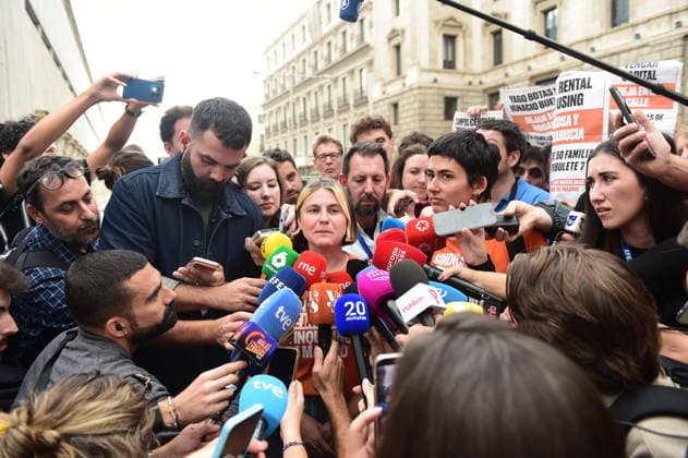 Protests Outside Congress Ahead of the Vote on Housing Decrees Valeria Racu, spokesperson for the Madrid Tenants’ Union, during a housing protest outside the Congress of Deputies on October 2, 2026, in Madrid, Spain. The Madrid Tenants’ Union has called for a protest outside the Congress of Deputies to demand a vote in favor of the two housing decrees proposed by the government this week. OCTOBER 2, 2026, Madrid, Madrid, Spain Copyright: xGustavoxValientex 7815650