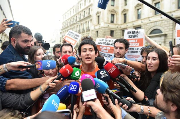 Protests Outside Congress Ahead of the Vote on Housing Decrees Alicia del Río, spokesperson for the Madrid Tenants’ Union, during a housing protest outside the Congress of Deputies on October 2, 2026, in Madrid, Spain. The Madrid Tenants’ Union has called for a protest outside the Congress of Deputies to demand a vote in favor of the two housing decrees proposed by the government this week. OCTOBER 2, 2026, Madrid, Madrid, Spain Copyright: xGustavoxValientex 7815643