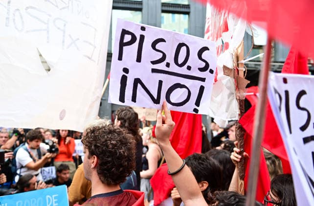 October 2, 2026, Madrid, Madrid, SPAIN: Tenants and housing activists gather outside the Congress of Deputies in Madrid during a demonstration called by the Sindicato de Inquilinas e Inquilinos de Madrid. The protest takes place on the Spanish Parliament votes on two Royal Decree-Laws on housing: one concerning measures to protect the social function of housing and increase affordable housing supply, and another aimed at strengthening the stability of habitual rental contracts. The demonstration was organized to pressure lawmakers during the vote. Junts had announced its opposition to the measures, while PP and Vox were also expected to vote against them. Madrid SPAIN - ZUMAz108 20261002_znp_z108_067 Copyright: xRichardxZubelzux