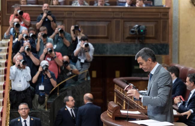 Congress Votes on Housing Decrees Prime Minister Pedro Sánchez during a plenary session in the Congress of Deputies on October 2, 2026, in Madrid, Spain. Congress is voting today on whether to ratify or repeal the two Royal Decrees on housing issued by the government this week in the Official State Gazette (BOE). Specifically, these are Royal Decree-Law 26 of 2026, dated September 29, which adopts urgent measures to protect the social function of housing and expand the supply of affordable housing, and Royal Decree-Law 27 2026, of September 29, adopting urgent measures to strengthen the stability of lease agreements for primary residences OCTOBER 2, 2026 Jesús Hellí Madrid Madrid Spain Copyright: xJesusxHellinx 7815688