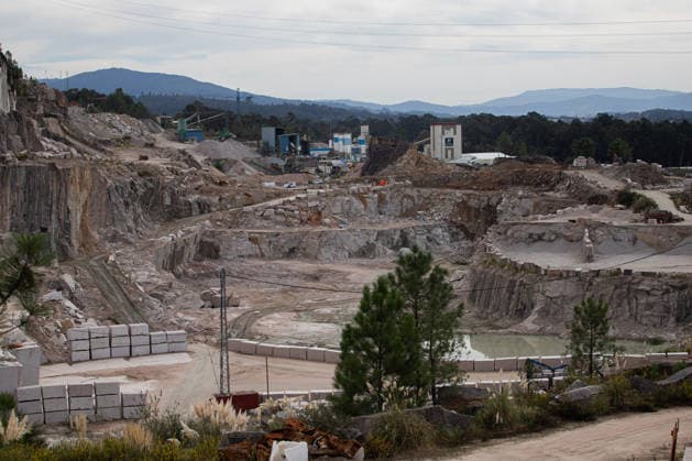 Four workers were injured, one seriously, following an explosion at a quarry in O Porrino, Pontevedra. Scene of the incident, October 2, 2026, in O Porrino, Pontevedra, Galicia, Spain. Four workers were injured, one seriously, following an explosion this Friday at a quarry located in the Pontevedra town of O Porrino. According to 112 Galicia, emergency crews are still working at the scene of the accident at this time, after the Integrated Emergency Response Center received a call at approximately 1:10 p.m. from a member of the public requesting medical assistance for several injured workers following an explosion at a quarry in the parish of Atios. OCTOBER 2, 2026 INCIDENT EXPLOSIONINJURIES QUARRY ACCIDENT LOCAL POLICE Adriá O Porrino, Pon Copyright: xAdrianxIragox 7815698