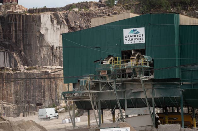 Four workers were injured, one seriously, following an explosion at a quarry in O Porrino, Pontevedra. Scene of the incident, October 2, 2026, in O Porrino, Pontevedra, Galicia, Spain. Four workers were injured, one seriously, following an explosion this Friday at a quarry located in the Pontevedra town of O Porrino. According to 112 Galicia, emergency crews are still working at the scene of the accident at this time, after the Integrated Emergency Response Center received a call at approximately 1:10 p.m. from a member of the public requesting medical assistance for several injured workers following an explosion at a quarry in the parish of Atios. OCTOBER 2, 2026 INCIDENT EXPLOSIONINJURIES QUARRY ACCIDENT LOCAL POLICE Adriá O Porrino, Pon Copyright: xAdrianxIragox 7815700