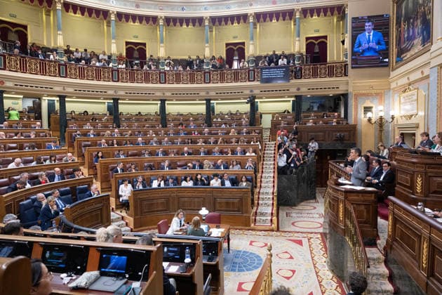 Congress Votes on Housing Decrees Prime Minister Pedro Sánchez during a plenary session in the Congress of Deputies on October 2, 2026, in Madrid, Spain. Congress is voting today on whether to ratify or repeal the two Royal Decrees on housing issued by the government this week in the Official State Gazette (BOE). Specifically, these are Royal Decree-Law 26 of 2026, dated September 29, which adopts urgent measures to protect the social function of housing and expand the supply of affordable housing, and Royal Decree-Law 27 2026, of September 29, adopting urgent measures to strengthen the stability of lease agreements for primary residences OCTOBER 2, 2026 Jesús Hellí Madrid Madrid Spain Copyright: xJesusxHellinx 7815709