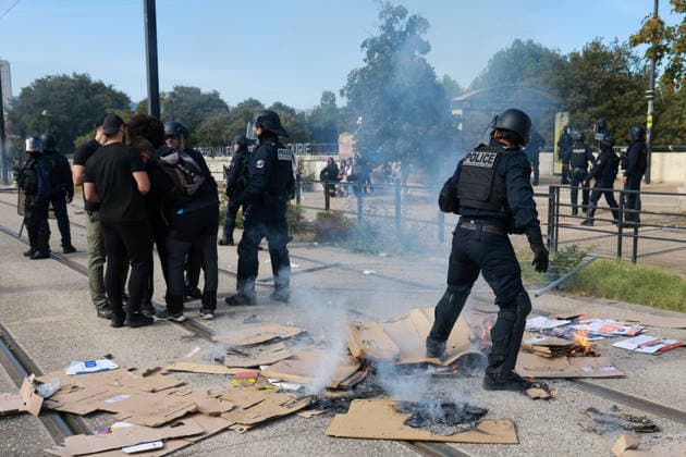 Arrest of two young people by the police. Blockade of the Joliot Curie Sixth Form College in Aubagne by pupils on 2 October 2026 - 02 11 2026 - France Bouches-du-Rhone Marseille -  SylvainxRostaingx xLexPictorium LePictorium_0341597