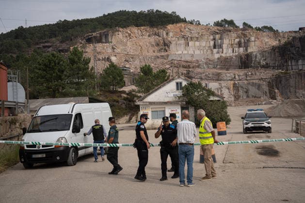 Four workers were injured, one seriously, following an explosion at a quarry in O Porrino, Pontevedra. Several Civil Guard and Local Police officers were at the scene on October 2, 2026, in O Porrino, Pontevedra, Galicia, Spain. Four workers have been injured, one of them seriously, following an explosion this Friday at a quarry located in the Pontevedra town of O Porrino. According to 112 Galicia, emergency teams are still working at the scene of the accident at this time, after the Integrated Emergency Response Center received a call at approximately 1:10 p.m. from a member of the public requesting medical assistance for several injured workers following an explosion at a quarry in the parish of Atios. OCTOBER 2, 2026 EXPLOSION INCIDENTI Copyright: xAdrianxIragox 7815722