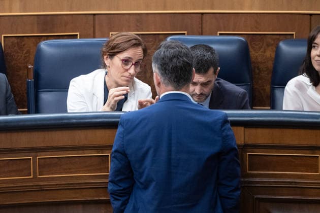 Congress Votes on Housing Decrees ERC spokesperson in Congress, Gabriel Rufián, and Health Minister Mónica García during a plenary session in the Congress of Deputies on October 2, 2026, in Madrid, Spain. Congress is voting today on whether to ratify or repeal the two Royal Decrees on housing issued by the government this week in the Official State Gazette (BOE). Specifically, these are Royal Decree-Law 26 2026, dated September 29, which adopts urgent measures to protect the social function of housing and expand the supply of affordable housing, and Royal Decree-Law 27 2026, dated September 29, adopting urgent measures to strengthen the stability of lease agreements for primary residences OCTOBER 2, 2026 Jesús Hellí Madrid Madrid Spain Copyright: xJesusxHellinx 7815738