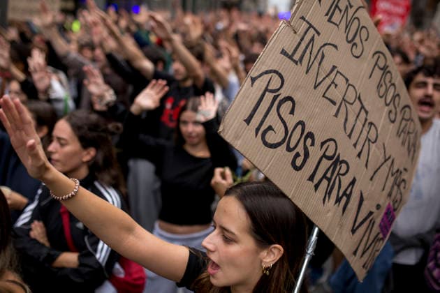 Protest in Madrid over the housing decree in Madrid, Spain - 02 Oct 2026 A protester raises her hand and shouts while holding a placard during the demonstration. The protest in front of the Congress of Deputies in Madrid, demanding the approval of measures to address the housing and rental crisis in Spain. The demonstration was organized by protesters camping in Puerta del Sol in central Madrid. Madrid Spain Copyright: xLuisxSotox xSOPAxImagesx LSOTODVCD06