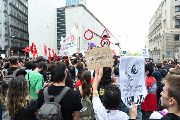 Protests Outside Congress Ahead of the Vote on Housing Decrees Several people gathered at Puerta del Sol on October 2, 2026, following Congress’s rejection of the housing measures, in Madrid, Spain. The Madrid Tenants’ Union has called for a protest outside the Congress of Deputies to demand a vote in favor of the two housing decrees proposed by the government this week. OCTOBER 2, 2026 HOUSING PROTEST SOL CONGRESS MEASURES Madrid Madrid Spain Copyright: xGustavoxValientex 7815763