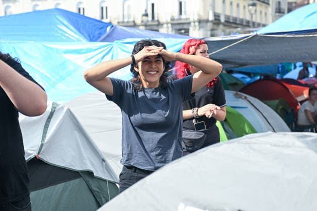 Protests Outside Congress Ahead of the Vote on Housing Decrees Several people gathered at Puerta del Sol on October 2, 2026, following Congress’s rejection of the housing measures, in Madrid, Spain. The Madrid Tenants’ Union has called for a protest outside the Congress of Deputies to demand a vote in favor of the two housing decrees proposed by the government this week. OCTOBER 2, 2026 HOUSING PROTEST SOL CONGRESS MEASURES Madrid Madrid Spain Copyright: xGustavoxValientex 7815764