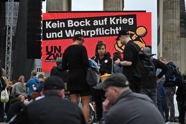 Menschen protestieren am 02.10.2026 vor dem Brandenburger Tor unter dem Motto Unzwingbar - Kein Bock auf Krieg und Wehrpflicht . Zu den Veranstaltern der Demonstration zaehlen unter anderem Attac, die Deutsche Friedensgesellschaft und der Internationale Jugendverband. In einem vorab verbreiteten Aufruf stellten sich die Organisationen etwa gegen eine Wiedereinfuehrung der Wehrpflicht und die Anwerbung Jugendlicher unter 18 Jahren fuer die Bundeswehr. Das Buendnis forderte zudem mehr Geld fuer Bildung, Gesundheit und Soziales statt fuer Krieg. Angekuendigt waren Redebeitraege unter anderem von Gewerkschaftern, Schueler- und Studentengruppen und der Schulstreikbewegung. Daneben sollte es Auftritte mehrerer Bands und Musiker geben. (Siehe epd Copyright: epd-bild ChristianxDitsch epd-Demo_Wehrpflicht1-kopieren