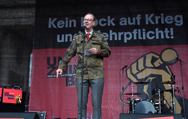 News Bilder des Tages Satiriker und Politiker Martin Sonneborn, Parteivorsitzender der Partei Die PARTEI und Mitglied des Europaeischen Parlaments, spricht am 02.10.2026 vor dem Brandenburger Tor waehrend einer Kundgebung mit dem Motto Unzwingbar - Kein Bock auf Krieg und Wehrpflicht . Zu den Veranstaltern der Demonstration zaehlen unter anderem Attac, die Deutsche Friedensgesellschaft und der Internationale Jugendverband. In einem vorab verbreiteten Aufruf stellten sich die Organisationen etwa gegen eine Wiedereinfuehrung der Wehrpflicht und die Anwerbung Jugendlicher unter 18 Jahren fuer die Bundeswehr. Das Buendnis forderte zudem mehr Geld fuer Bildung, Gesundheit und Soziales statt fuer Krieg. Angekuendigt waren Redebeitraege unter anderem von Gewerkschaf Copyright: epd-bild ChristianxDitsch epd-Demo_Wehrpflicht9-kopieren