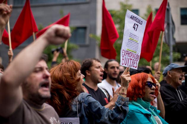 October 2, 2026, Madrid, Spain: Protesters shout, and one holds up a placard during the demonstration. The protest in front of the Congress of Deputies in Madrid, demanding the approval of measures to address the housing and rental crisis in Spain. The demonstration was organized by protesters camping in Puerta del Sol in central Madrid. Madrid Spain  - ZUMAs197 20261002_aaa_s197_071 Copyright: xLuisxSotox