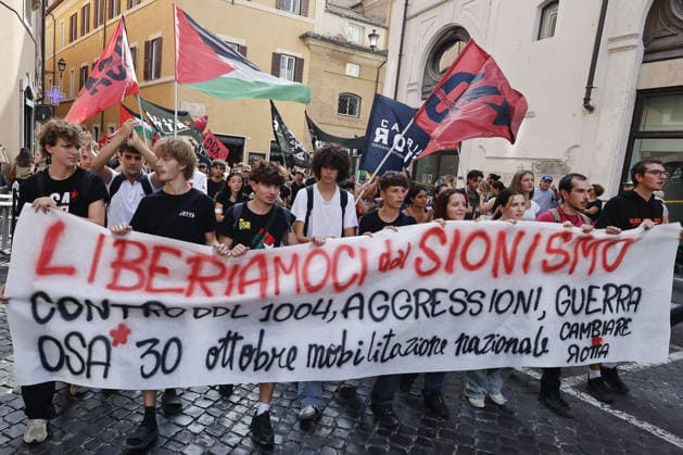 Protest against anti-Semitism bill in Rome ROME, ITALY - OCTOBER 02: Protesters gather outside the Italian Chamber of Deputies in Rome, Italy on October 2, 2026, as lawmakers debate the anti-Semitism bill DDL 1004. Demonstrators argue that the bill could curb criticism of Israel by equating it with racial hatred. Riccardo De Luca Anadolu Rome Italy. Editorial use only. Please get in touch for any other usage.  Copyright: x2026xAnadoluxRiccardoxDexLucax