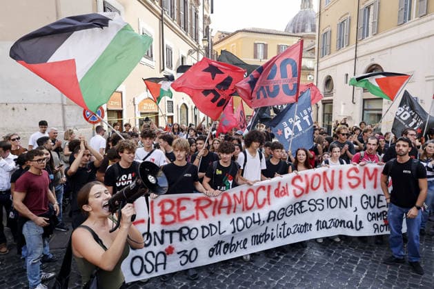 Protest against anti-Semitism bill in Rome ROME, ITALY - OCTOBER 02: Protesters gather outside the Italian Chamber of Deputies in Rome, Italy on October 2, 2026, as lawmakers debate the anti-Semitism bill DDL 1004. Demonstrators argue that the bill could curb criticism of Israel by equating it with racial hatred. Riccardo De Luca Anadolu Rome Italy. Editorial use only. Please get in touch for any other usage.  Copyright: x2026xAnadoluxRiccardoxDexLucax