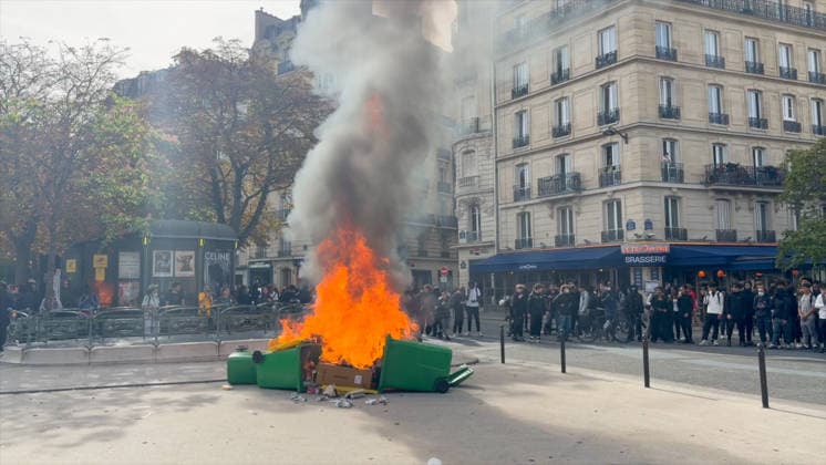 Student Protest at Place de la Nation - Paris Videograbs - Clashes between students and police as protesting students carry out blockading action near place de la Nation, in Paris, on October 2, 2026. Since late September, students have staged protests outside schools over grievances ranging from timetables, class sizes and a shortage of teachers to overheated classrooms during this year s heatwaves. The protests started in the Ile-de-France region around Paris but have now spread to other cities nationwide. Photo by CLPRESS ABACAPRESS.COM Paris France Copyright: xCLPRESS ABACAx