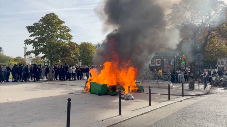 Student Protest at Place de la Nation - Paris Videograbs - Clashes between students and police as protesting students carry out blockading action near place de la Nation, in Paris, on October 2, 2026. Since late September, students have staged protests outside schools over grievances ranging from timetables, class sizes and a shortage of teachers to overheated classrooms during this year s heatwaves. The protests started in the Ile-de-France region around Paris but have now spread to other cities nationwide. Photo by CLPRESS ABACAPRESS.COM Paris France Copyright: xCLPRESS ABACAx
