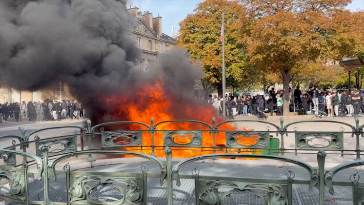 Student Protest at Place de la Nation - Paris Videograbs - Clashes between students and police as protesting students carry out blockading action near place de la Nation, in Paris, on October 2, 2026. Since late September, students have staged protests outside schools over grievances ranging from timetables, class sizes and a shortage of teachers to overheated classrooms during this year s heatwaves. The protests started in the Ile-de-France region around Paris but have now spread to other cities nationwide. Photo by CLPRESS ABACAPRESS.COM Paris France Copyright: xCLPRESS ABACAx