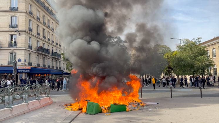 Student Protest at Place de la Nation - Paris Videograbs - Clashes between students and police as protesting students carry out blockading action near place de la Nation, in Paris, on October 2, 2026. Since late September, students have staged protests outside schools over grievances ranging from timetables, class sizes and a shortage of teachers to overheated classrooms during this year s heatwaves. The protests started in the Ile-de-France region around Paris but have now spread to other cities nationwide. Photo by CLPRESS ABACAPRESS.COM Paris France Copyright: xCLPRESS ABACAx