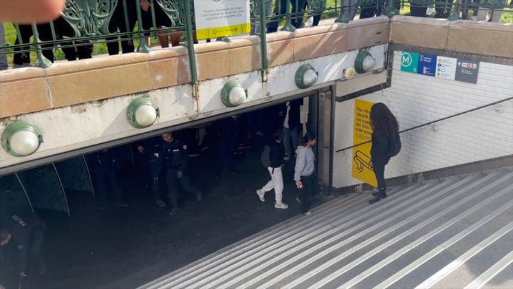 Student Protest at Place de la Nation - Paris Videograbs - Clashes between students and police as protesting students carry out blockading action near place de la Nation, in Paris, on October 2, 2026. Since late September, students have staged protests outside schools over grievances ranging from timetables, class sizes and a shortage of teachers to overheated classrooms during this year s heatwaves. The protests started in the Ile-de-France region around Paris but have now spread to other cities nationwide. Photo by CLPRESS ABACAPRESS.COM Paris France Copyright: xCLPRESS ABACAx