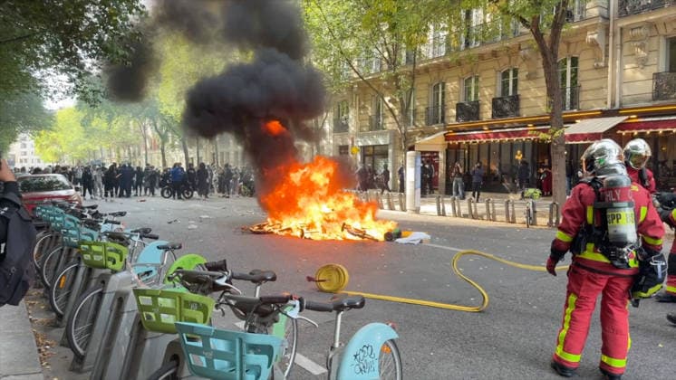 Student Protest at Place de la Nation - Paris Videograbs - Clashes between students and police as protesting students carry out blockading action near place de la Nation, in Paris, on October 2, 2026. Since late September, students have staged protests outside schools over grievances ranging from timetables, class sizes and a shortage of teachers to overheated classrooms during this year s heatwaves. The protests started in the Ile-de-France region around Paris but have now spread to other cities nationwide. Photo by CLPRESS ABACAPRESS.COM Paris France Copyright: xCLPRESS ABACAx