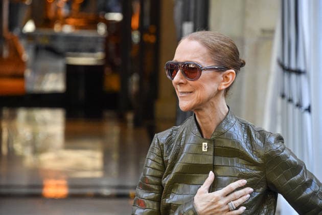 Entertainment Bilder des Tages Céline Dion was cheered by her fans as she left the Royal Monceau Hotel, watched by her sons, Nelson and E. Angélil, on October 2, 2026. The star is preparing to head to the La Plénitude Arena in Paris La Défense to continue her concert series. PixPlanete Bestimage Céline Dion is acclaimed by fans as she leaves the Royal Monceau Hotel, with her sons Nelson and E. Angélil, on October 2, 2026. The star is preparing to head to the La Plénitude Arena in Paris La Défense to continue her concert series. Paris, France  Copyright: xPixPlanetex xBestimagexPixPlanetex xBestimagex