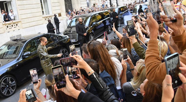 Céline Dion was cheered by her fans as she left the Royal Monceau Hotel, watched by her sons, Nelson and E. Angélil, on October 2, 2026. The star is preparing to head to the La Plénitude Arena in Paris La Défense to continue her concert series. PixPlanete Bestimage Céline Dion is acclaimed by fans as she leaves the Royal Monceau Hotel, with her sons Nelson and E. Angélil, on October 2, 2026. The star is preparing to head to the La Plénitude Arena in Paris La Défense to continue her concert series. Paris, France  Copyright: xPixPlanetex xBestimagexPixPlanetex xBestimagex