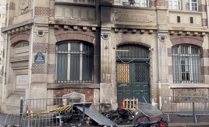 High School Blockades in France - School Buildings Facades Set on Fire Videograbs - Lycee Beaugrenelle (Paris 15) building facade set on fire during clashes between students and police as protesting students carry out blockading actions in Paris,France, on October 2, 2026. Since late September, students have staged protests outside schools over grievances ranging from timetables, class sizes and a shortage of teachers to overheated classrooms during this year s heatwaves. The protests started in the Ile-de-France region around Paris but have now spread to other cities nationwide. Photo by CLPRESS ABACAPRESS.COM France  Copyright: xCLPRESS ABACAx