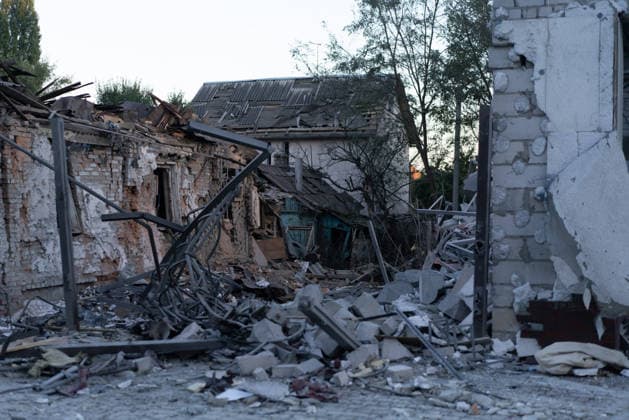Guided bombs strike residential area in Kharkiv KHARKIV, UKRAINE - OCTOBER 2: A residential area is heavily damaged after two guided bombs strike the city of Kharkiv, Ukraine, killing two people and injuring more than 30 others, on October 2, 2026. Damaged houses, vehicles, buildings and debris are seen at the scene following the attack, while more than 20 houses are affected. Carlo Bravo Anadolu Kharkivs ka Oblast Ukraine. Editorial use only. Please get in touch for any other usage.  Copyright: x2026xAnadoluxCarloxBravox