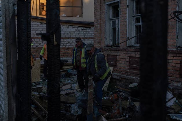 Guided bombs strike residential area in Kharkiv KHARKIV, UKRAINE - OCTOBER 2: Emergency crews conduct debris removal operations at the scene after two guided bombs strike the city of Kharkiv, Ukraine, killing two people and injuring more than 30 others, on October 2, 2026. More than 20 houses are damaged in the attack as teams continue cleanup and recovery efforts. Carlo Bravo Anadolu Kharkivs ka Oblast Ukraine. Editorial use only. Please get in touch for any other usage. Copyright: x2026xAnadoluxCarloxBravox