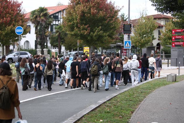 October 2, 2026, Bayonne, Nouvelle Aquitaine, France: High school students walk through the streets of Bayonne, southwestern France, on October 2, 2026, during a protest against overcrowded classes and a lack of resources. Fewer young people took part than on Thursday, October 1, when hundreds of students gathered. The movement, which began in the Paris region a week ago, has spread across France, with hundreds of high schools blocked. Bayonne France  - ZUMAb298 20261002_zsp_b298_006 Copyright: xJulesxBuonx