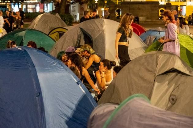 Housing activists continue Barcelona encampment BARCELONA, SPAIN, OCTOBER 1, 2026: Housing activists spend a second day at an encampment in Placa de Catalunya in central Barcelona in solidarity with the housing protest at Puerta del Sol in Madrid. Around 50 tents were set up at the Barcelona camp as participants continued to demand stronger housing protections and measures against evictions ahead of a parliamentary vote on government housing decrees. Barcelona Catalonia Spain Copyright: x xMiguelxGalmÃ sx xJNAxPressx