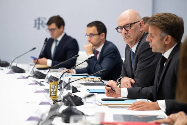 G7 Videoconference at the Elysee Palace - Paris French President Emmanuel Macron speaks alongside Minister for Economy, Finance and Industry Roland Lescure following a videoconference with G7 leaders at the Élysée Palace in Paris, France, on October 2, 2026. G7 leaders held talks to coordinate action on rising fuel prices, as Washington increased pressure on European countries to release strategic oil reserves or face a potential US diesel export ban. Photo by Jeanne Accorsini Pool ABACAPRESS.COM Paris France Copyright: xAccorsinixJeanne Pool ABACAx
