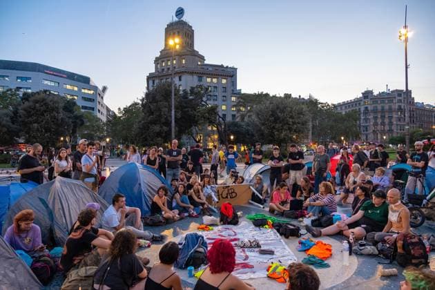 Housing activists continue Barcelona encampment BARCELONA, SPAIN, OCTOBER 1, 2026: Housing activists spend a second day at an encampment in Placa de Catalunya in central Barcelona in solidarity with the housing protest at Puerta del Sol in Madrid. Around 50 tents were set up at the Barcelona camp as participants continued to demand stronger housing protections and measures against evictions ahead of a parliamentary vote on government housing decrees. Barcelona Catalonia Spain Copyright: x xMiguelxGalmÃ sx xJNAxPressx