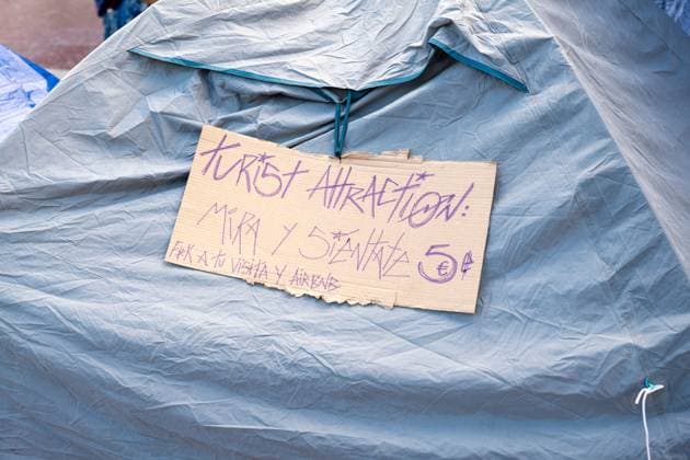 Housing activists continue Barcelona encampment BARCELONA, SPAIN, OCTOBER 1, 2026: Housing activists spend a second day at an encampment in Placa de Catalunya in central Barcelona in solidarity with the housing protest at Puerta del Sol in Madrid. Around 50 tents were set up at the Barcelona camp as participants continued to demand stronger housing protections and measures against evictions ahead of a parliamentary vote on government housing decrees. Barcelona Catalonia Spain Copyright: x xMiguelxGalmÃ sx xJNAxPressx
