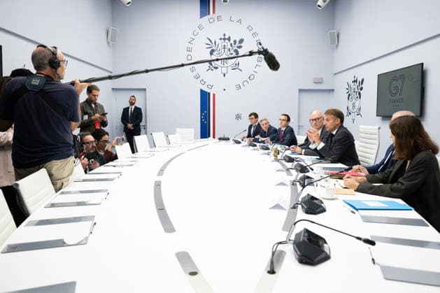 G7 Videoconference at the Elysee Palace - Paris French President Emmanuel Macron speaks alongside Presidential Adviser Emmanuel Bonne and Minister for Economy, Finance and Industry Roland Lescure following a videoconference with G7 leaders at the Élysée Palace in Paris, France, on October 2, 2026. G7 leaders held talks to coordinate action on rising fuel prices, as Washington increased pressure on European countries to release strategic oil reserves or face a potential US diesel export ban. Photo by Jeanne Accorsini Pool ABACAPRESS.COM Paris France Copyright: xAccorsinixJeanne Pool ABACAx