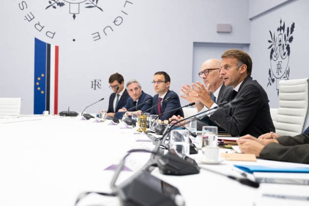 G7 Videoconference at the Elysee Palace - Paris French President Emmanuel Macron speaks alongside Presidential Adviser Emmanuel Bonne and Minister for Economy, Finance and Industry Roland Lescure following a videoconference with G7 leaders at the Élysée Palace in Paris, France, on October 2, 2026. G7 leaders held talks to coordinate action on rising fuel prices, as Washington increased pressure on European countries to release strategic oil reserves or face a potential US diesel export ban. Photo by Jeanne Accorsini Pool ABACAPRESS.COM Paris France Copyright: xAccorsinixJeanne Pool ABACAx