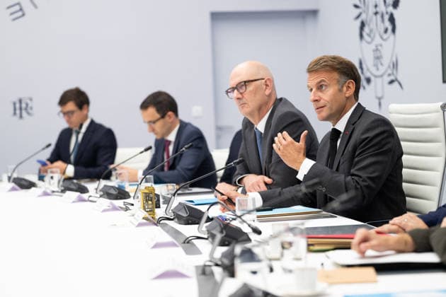 G7 Videoconference at the Elysee Palace - Paris French President Emmanuel Macron speaks alongside Minister for Economy, Finance and Industry Roland Lescure following a videoconference with G7 leaders at the Élysée Palace in Paris, France, on October 2, 2026. G7 leaders held talks to coordinate action on rising fuel prices, as Washington increased pressure on European countries to release strategic oil reserves or face a potential US diesel export ban. Photo by Jeanne Accorsini Pool ABACAPRESS.COM Paris France Copyright: xAccorsinixJeanne Pool ABACAx