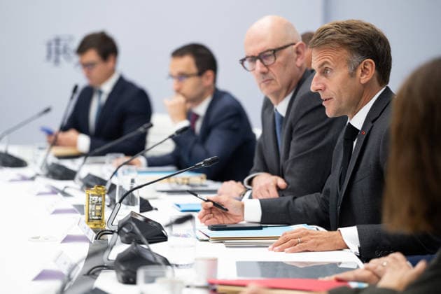 G7 Videoconference at the Elysee Palace - Paris French President Emmanuel Macron speaks alongside Minister for Economy, Finance and Industry Roland Lescure following a videoconference with G7 leaders at the Élysée Palace in Paris, France, on October 2, 2026. G7 leaders held talks to coordinate action on rising fuel prices, as Washington increased pressure on European countries to release strategic oil reserves or face a potential US diesel export ban. Photo by Jeanne Accorsini Pool ABACAPRESS.COM Paris France  Copyright: xAccorsinixJeanne Pool ABACAx