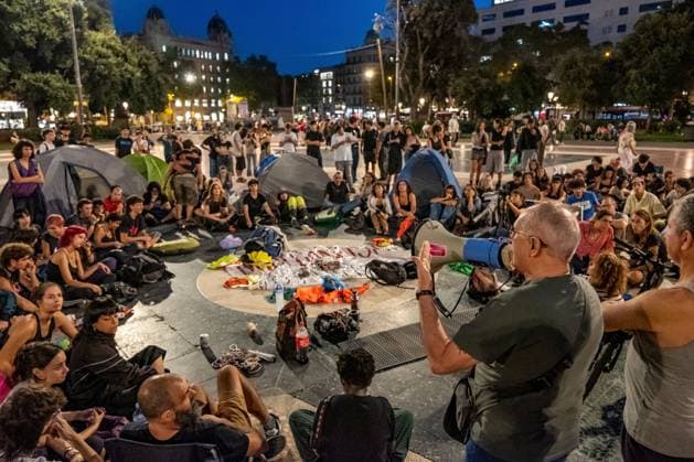 Housing activists continue Barcelona encampment BARCELONA, SPAIN, OCTOBER 1, 2026: Housing activists spend a second day at an encampment in Placa de Catalunya in central Barcelona in solidarity with the housing protest at Puerta del Sol in Madrid. Around 50 tents were set up at the Barcelona camp as participants continued to demand stronger housing protections and measures against evictions ahead of a parliamentary vote on government housing decrees. Barcelona Catalonia Spain Copyright: x xMiguelxGalmÃ sx xJNAxPressx