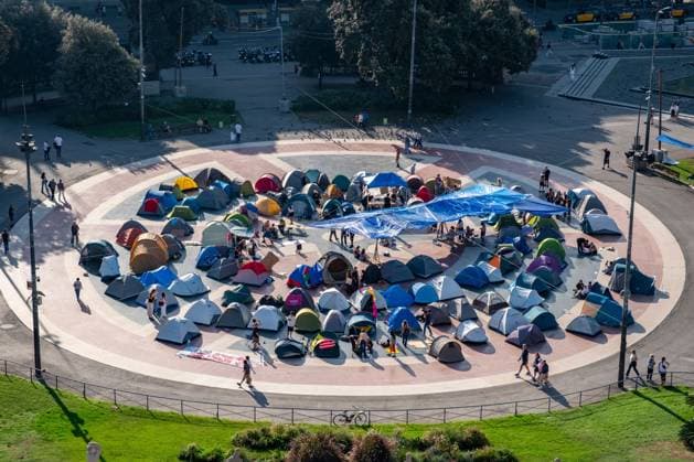 News Bilder des Tages Housing activists continue Barcelona encampment BARCELONA, SPAIN, OCTOBER 1, 2026: Housing activists spend a second day at an encampment in Placa de Catalunya in central Barcelona in solidarity with the housing protest at Puerta del Sol in Madrid. Around 50 tents were set up at the Barcelona camp as participants continued to demand stronger housing protections and measures against evictions ahead of a parliamentary vote on government housing decrees. Barcelona Catalonia Spain Copyright: x xMiguelxGalmÃ sx xJNAxPressx
